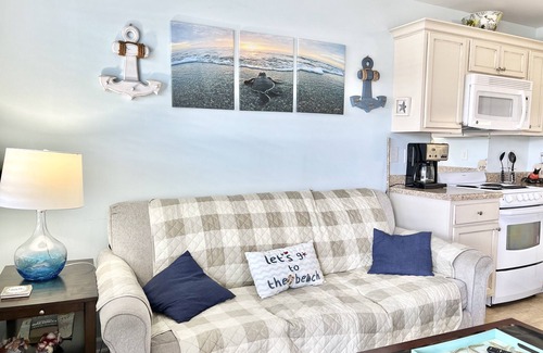 Atlantic Beach Apartment | Oceanside Getaway Studio Kitchen Pool WiFi