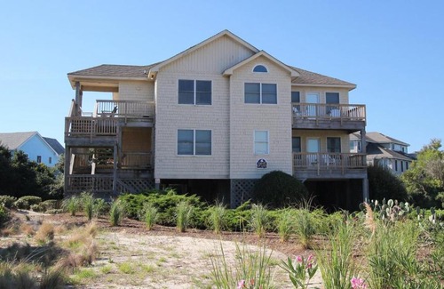 Corolla Light House | Oceanside, Private Pool, Hot Tub, Close to the Beach Access, 225, Glory Be