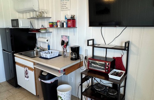 Hampton Apartment | Oceanside Room at North Beach Motel! Pet Friendly!