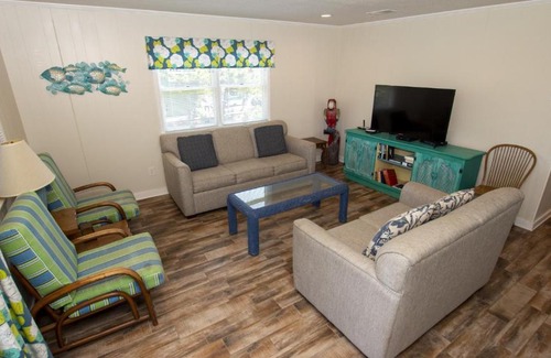 Kitty Hawk House | Oceanside, Screened Porch, Close to Shopping and Restaurants! KH146, Camelot