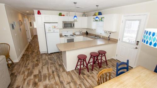 Kitty Hawk House | Oceanside, Screened Porch, Close to Shopping and Restaurants! KH146, Camelot