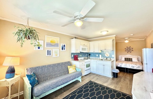 Atlantic Beach Condo | Oceanside Studio 400 Mbps WiFi Kitchen BBQ Grills