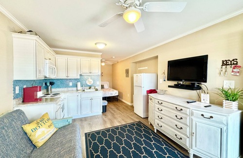 Atlantic Beach Condo | Oceanside Studio 400 Mbps WiFi Kitchen BBQ Grills