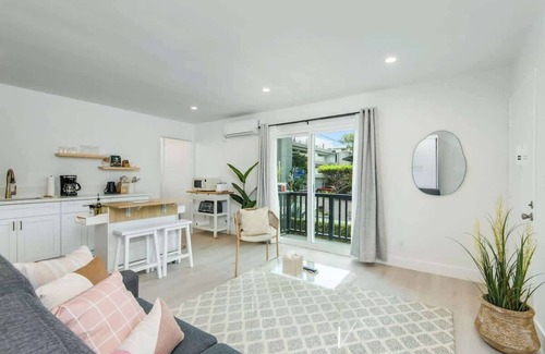 Marina Peninsula Apartment | Oceanside Studio: Steps to Venice Pier & Nightlife