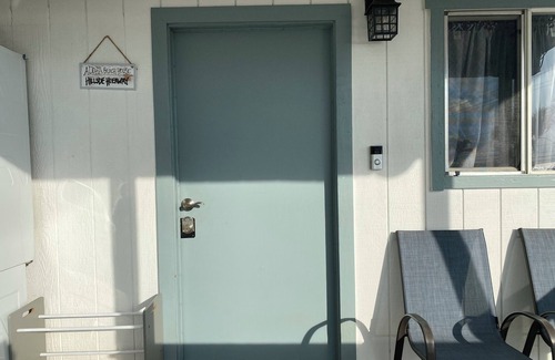 Nanakuli House | Oceanview 1-bedroom house with WiFi and AC in Waianae Foot Hills for long stays.