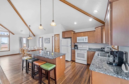 Waves House | Oceanview Dog Friendly w/Saltwater Pool, Hot Tub, Game Room, Beach Nearby