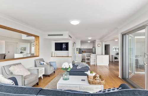 Wollongong CBD Apartment | Oceanview Escape Idyllic Beachfront Dreaming