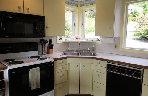 Yachats House | Oceanview- Family and Pet Friendly - Tidepools across street