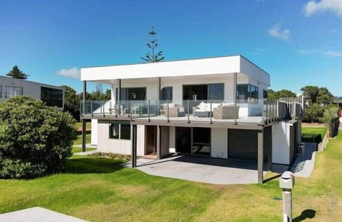 Waihi Beach House | Oceanview on Broadway