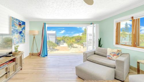 Siesta Key Apartment | Oceanview Penthouse, in VIllage, 30-steps to Best Beach, Tiki-Bar, Free Bikes and Paddle-boards!