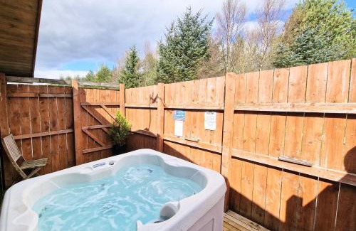 Kelty Ski Chalet | Ochil 9 with Private Hot Tub - Fife - Loch Leven - Lomond Hills - Pet Friendly