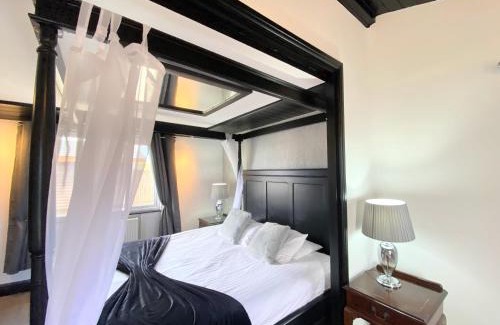 Kelty Ski Chalet | Ochil 9 with Private Hot Tub - Fife - Loch Leven - Lomond Hills - Pet Friendly
