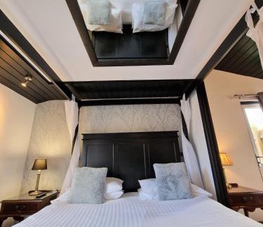 Kelty Ski Chalet | Ochil 9 with Private Hot Tub - Fife - Loch Leven - Lomond Hills - Pet Friendly