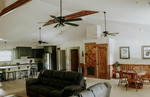 Juliette Cabin | Ocmulgee River Lodge ~ Sleeps 12 ~ 5 Private Suites ~River Access