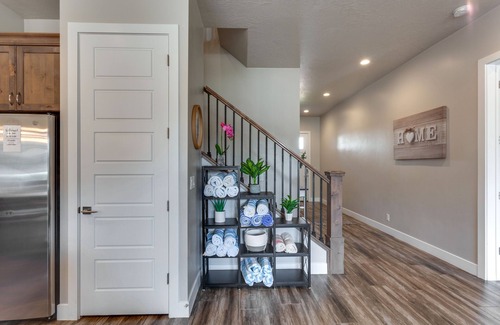 Ivins House | Ocotillo Springs Resort 18| Sleeps 18 people, Arcade Game, Grill, and Community Amenities