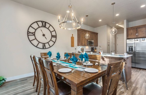 Ivins House | Ocotillo Springs Resort 18| Sleeps 18 people, Arcade Game, Grill, and Community Amenities