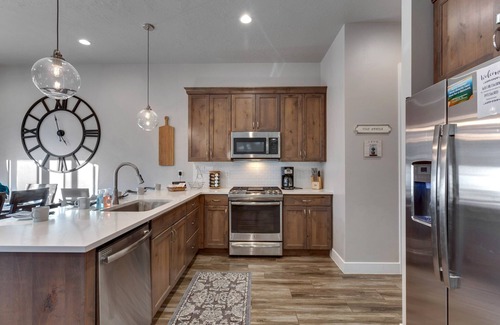 Ivins House | Ocotillo Springs Resort 18| Sleeps 18 people, Arcade Game, Grill, and Community Amenities