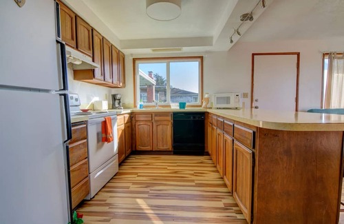 Rockaway Beach House | Octalope 6Bd/4Ba Oceanfront, Hot tub, Arcade, Deck