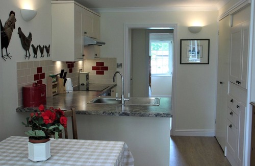 New Forest District Cottage | OCTOBER HOUSE HOLIDAY CABIN, pet friendly, with a garden in Damerham