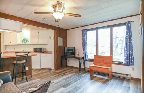 Old Orchard Beach Apartment | Octopus’s Garden sleeps 5, clean spacious AC, WiFi in sunny Old Orchard Beach