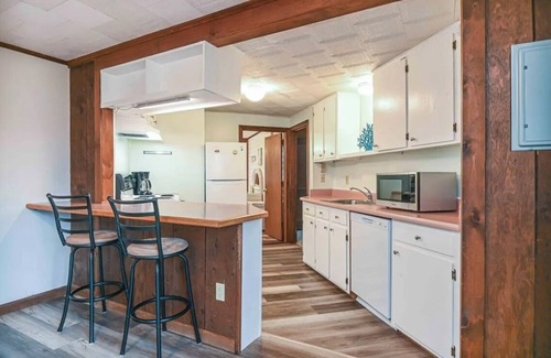 Old Orchard Beach Apartment | Octopus’s Garden sleeps 5, clean spacious AC, WiFi in sunny Old Orchard Beach