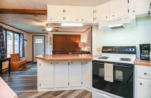 Old Orchard Beach Apartment | Octopus’s Garden sleeps 5, clean spacious AC, WiFi in sunny Old Orchard Beach