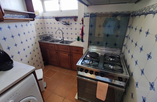 Paco De Arcos Apartment | Oeiras, 2 bedroom apartment w/balcony and barbecue next to Parque dos Poetas