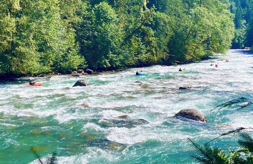 Marblemount Cabin | Off-grid Cascade River front cabin with room for the family
