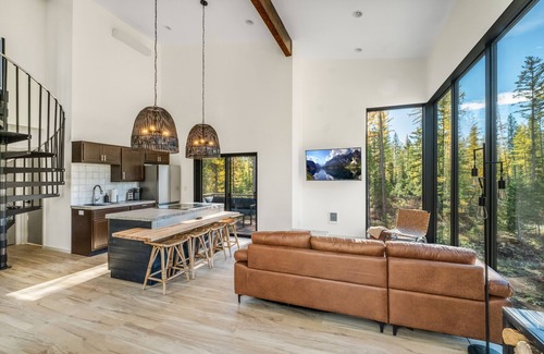 Columbia Falls House | Off Grid Stays 'The Box' #3