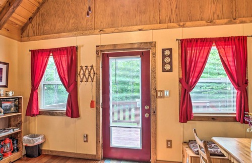 Saint Helens Apartment | Off-the-Grid Cabin Living in Red River Gorge!