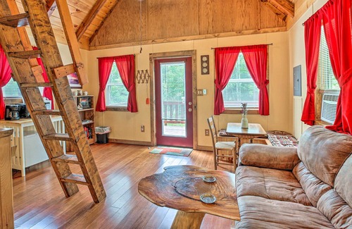Saint Helens Apartment | Off-the-Grid Cabin Living in Red River Gorge!
