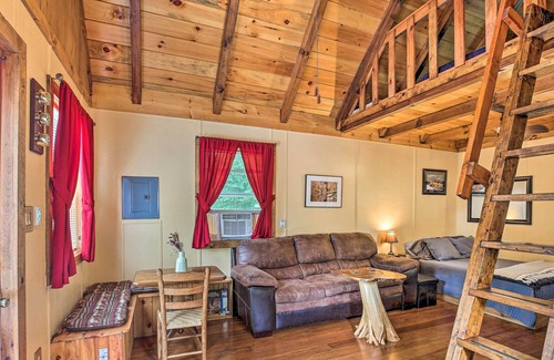 Saint Helens Apartment | Off-the-Grid Cabin Living in Red River Gorge!