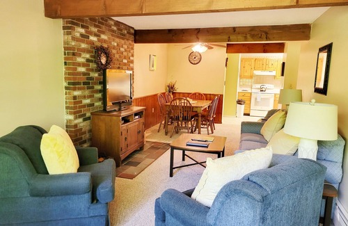 Bartlett Condo | Official Seasons RMC Condo 22A - 2 bedrooms - sleeps 8 - No Fees