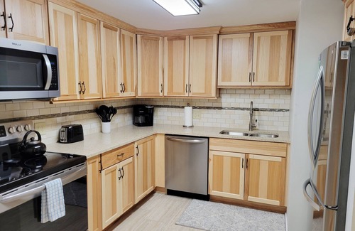 Bartlett Condo | Official Seasons RMC Condo 01G - 2 Bedroom + Loft - sleeps 10 - Dog Fees