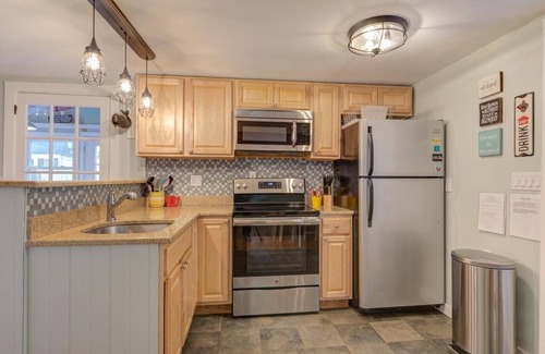 Ogunquit Cottage | Ogunquit Footbridge Beach, sleeps 6, outdoor shower & fireplace, smoke free home