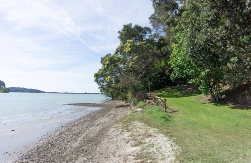 Waiotahi House | OHIWAHEAVEN True traditional Kiwi Bach Secluded!!