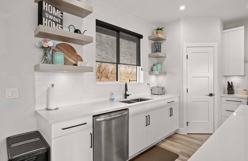 Shannon Lake House | Okanagan Getaway with Salt Water Hot Tub!
