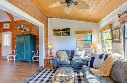 Okeechobee House | Okeechobee Cabin with Patio and Community Pool!