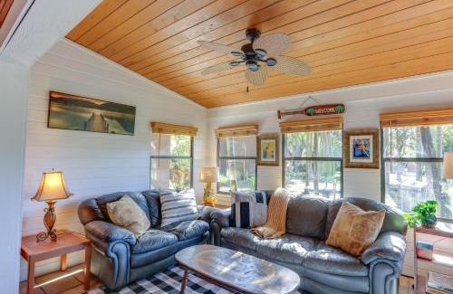 Okeechobee House | Okeechobee Cabin with Patio and Community Pool!