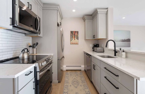Ludlow Condo | Okemo Ski-In/Ski-Out: Modern, Cozy 2-BR Retreat