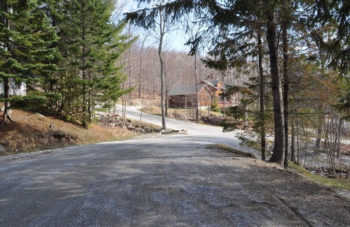 Ludlow Condo | OKEMO Trailside Ski Condo, Walk to Sachem Trail, Sleeps 8