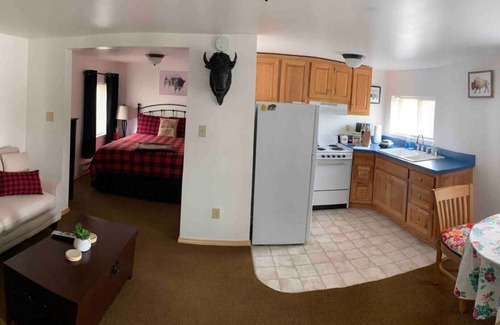West Yellowstone Cabin | Ol’ Cabin No. 12 - Cozy Updated Cabin perfect for 2