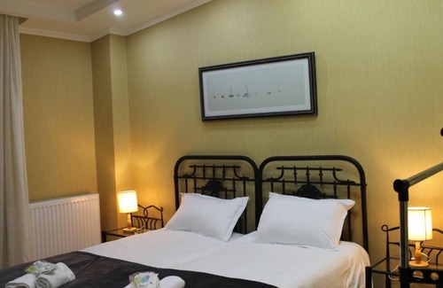 Tbilisi Apartment | Old apartment overlooking Tiflis