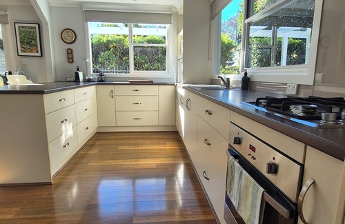 Bowral Cottage | Old Bowral: Quiet, private, 1 bedroom cottage, undercover parking, walk to town.