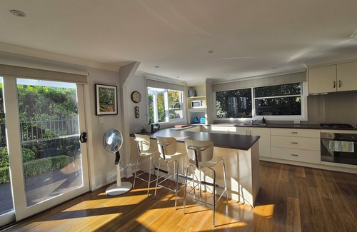 Bowral Cottage | Old Bowral: Quiet, private, 1 bedroom cottage, undercover parking, walk to town.