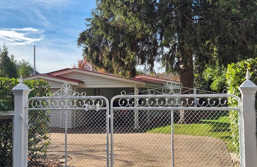Bowral Cottage | Old Bowral: Quiet, private, 1 bedroom cottage, undercover parking, walk to town.