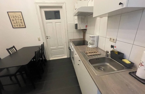 Klushof Apartment | Old building vacation apartment in the Goethe district - luxury bathroom, WiFi & space for 4 people