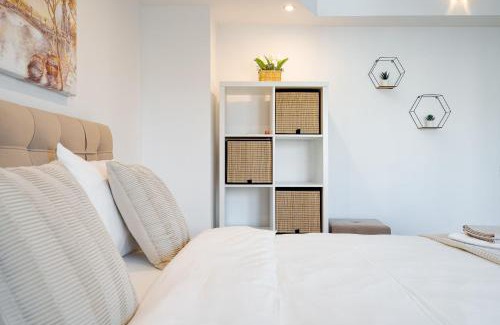 Bucharest City-Centre Apartment | Old City Center River View-4BR-Parliament-Metro-Park