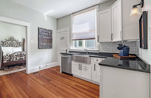 Downtown Historic District Apartment | Old City Charm l Historic l Walk to St George
