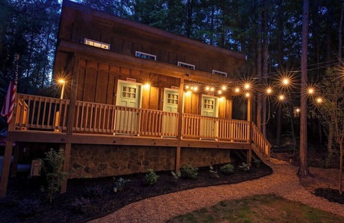 Benton Apartment | Old Copper Wagon | Wagon Glamping | Full Bath & AC